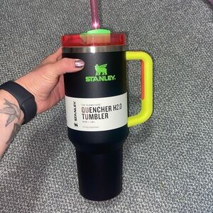 NWT LIMITED EDITION Stanley Quencher H2.0 FlowState Tumbler 40oz, BLACK NEON